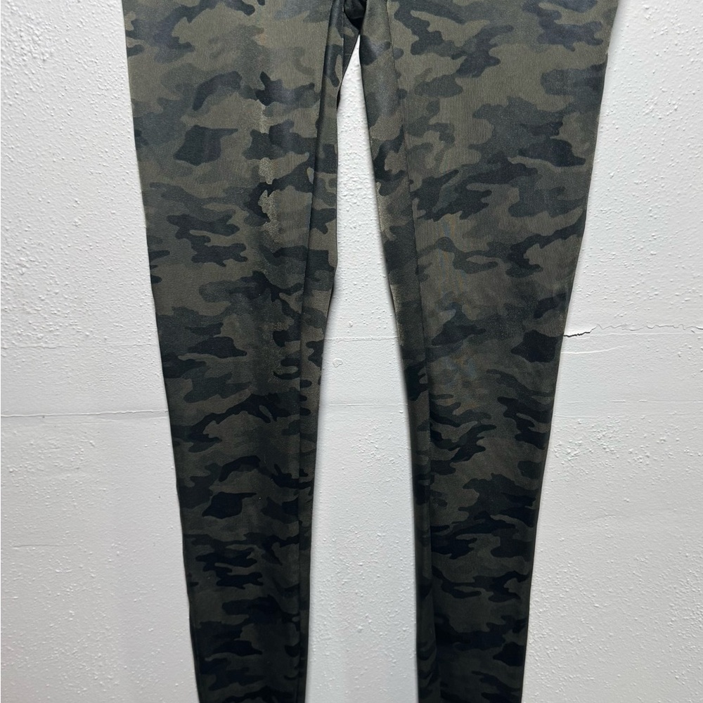 Spanx Faux Leather Camo Leggings Size small - Picture 6 of 9